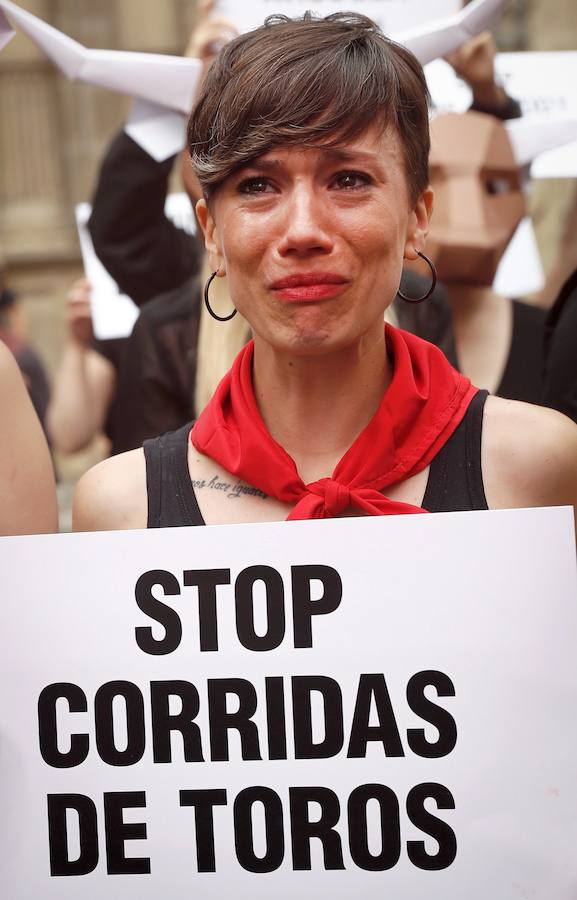 Las organizaciones animalistas Personas por el Trato Ético de los Animales (PETA) y AnimaNaturalis se han concentrado este jueves, víspera del comienzo de los Sanfermines, en una protesta antitaurina que ha tenido lugar en la plaza Consistorial, frente al Ayuntamiento de Pamplona.