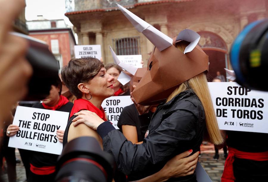 Las organizaciones animalistas Personas por el Trato Ético de los Animales (PETA) y AnimaNaturalis se han concentrado este jueves, víspera del comienzo de los Sanfermines, en una protesta antitaurina que ha tenido lugar en la plaza Consistorial, frente al Ayuntamiento de Pamplona.