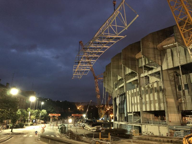 Al izado de la tercera cercha del nuevo estadio de la Real Sociedad, la de la tribuna principal este, le seguirá durante las próximas jornadas la de la tribuna principal, que es idéntica