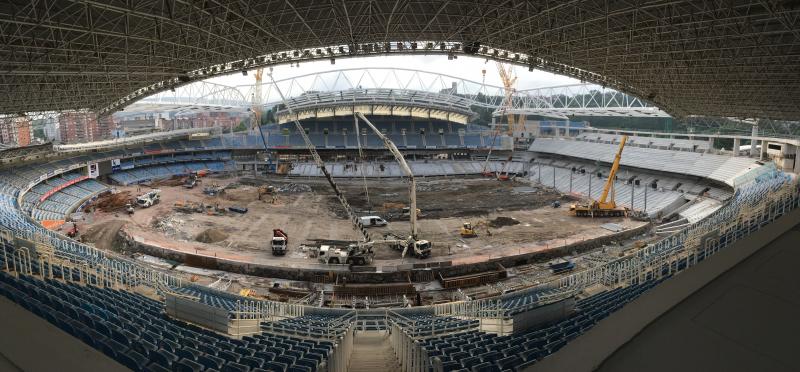 Al izado de la tercera cercha del nuevo estadio de la Real Sociedad, la de la tribuna principal este, le seguirá durante las próximas jornadas la de la tribuna principal, que es idéntica
