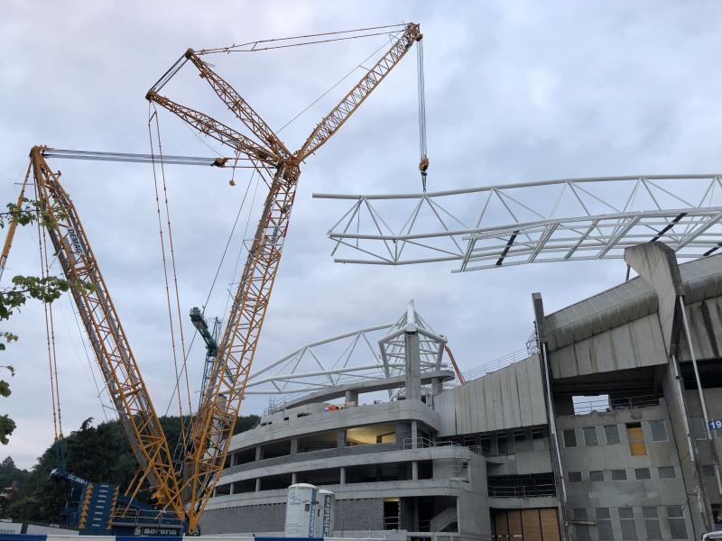 Al izado de la tercera cercha del nuevo estadio de la Real Sociedad, la de la tribuna principal este, le seguirá durante las próximas jornadas la de la tribuna principal, que es idéntica
