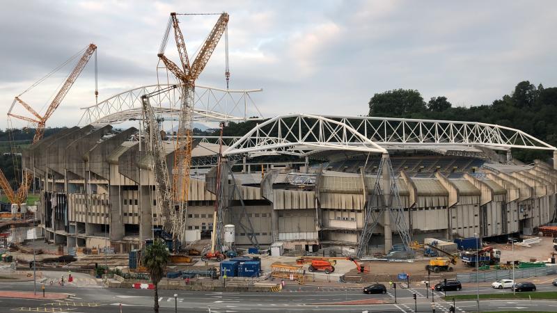 Al izado de la tercera cercha del nuevo estadio de la Real Sociedad, la de la tribuna principal este, le seguirá durante las próximas jornadas la de la tribuna principal, que es idéntica