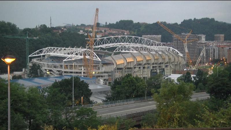 Al izado de la tercera cercha del nuevo estadio de la Real Sociedad, la de la tribuna principal este, le seguirá durante las próximas jornadas la de la tribuna principal, que es idéntica