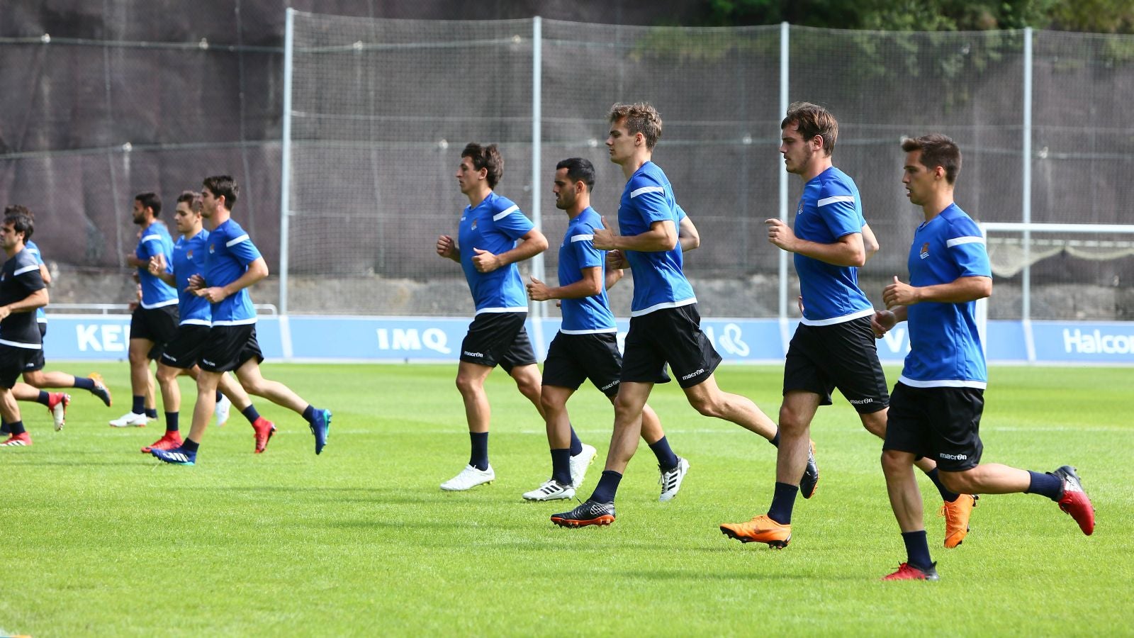 Después de la primera jornada de trabajo de ayer, el plantel ha cambiado las tornas y los que ayer realizaron las pruebas médicas en Policlínica han acudido a Zubieta.