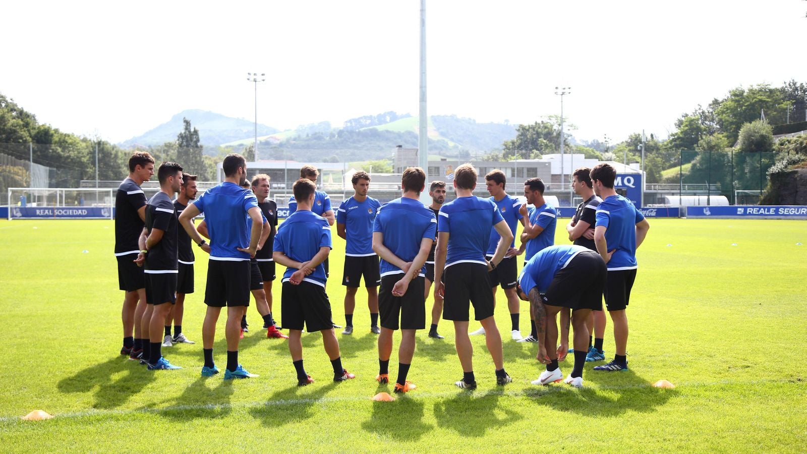 Después de la primera jornada de trabajo de ayer, el plantel ha cambiado las tornas y los que ayer realizaron las pruebas médicas en Policlínica han acudido a Zubieta.