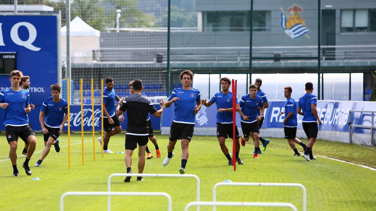 Después de la primera jornada de trabajo de ayer, el plantel ha cambiado las tornas y los que ayer realizaron las pruebas médicas en Policlínica han acudido a Zubieta.