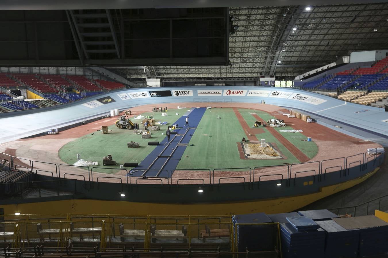 Los operarios ya están trabajando en la pista cubierta donostiarra. El color azul será el protagonista en esta instalación. 