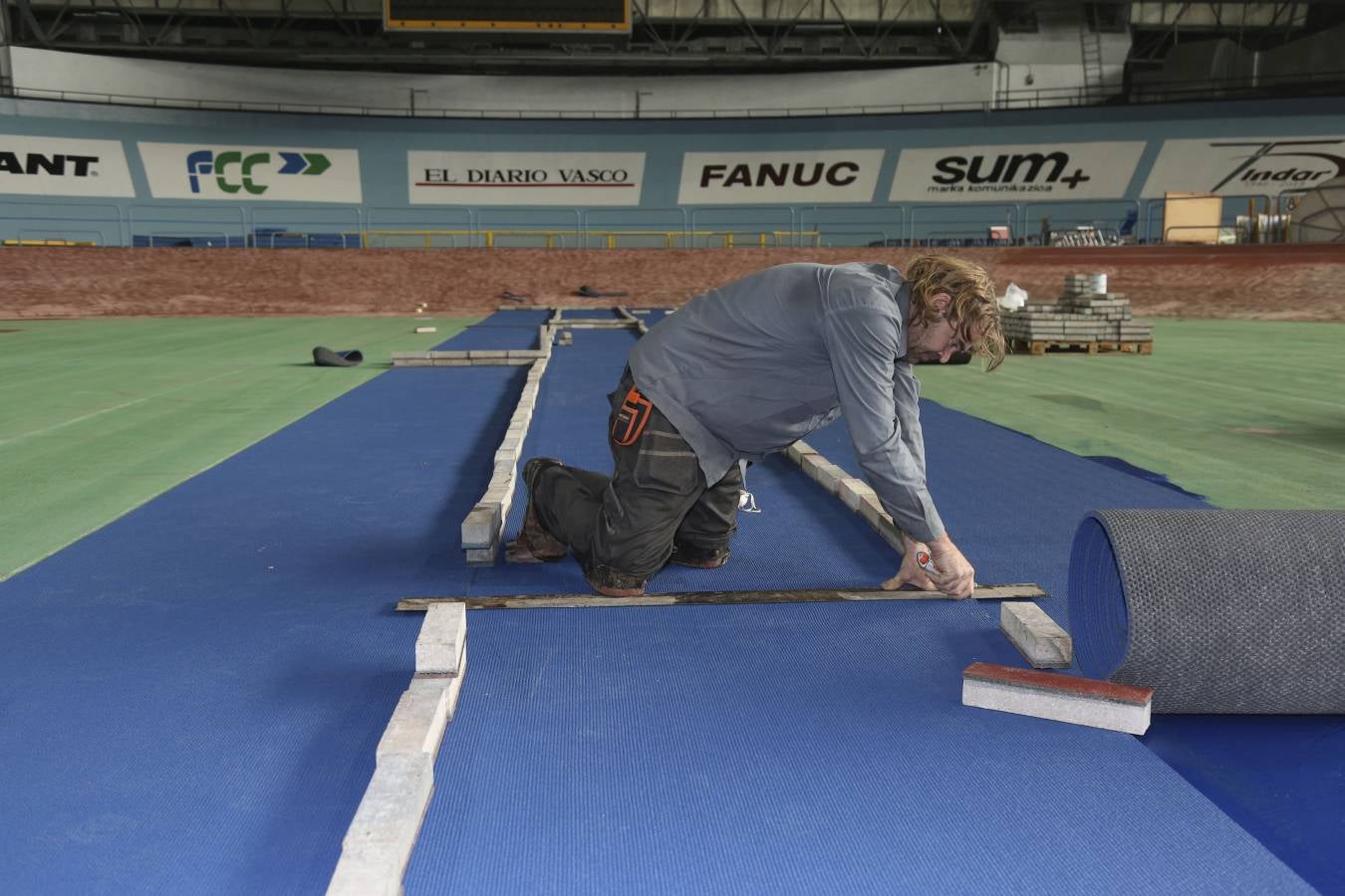 Los operarios ya están trabajando en la pista cubierta donostiarra. El color azul será el protagonista en esta instalación. 