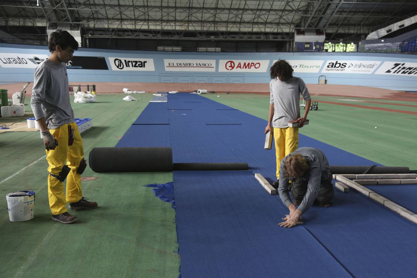 Los operarios ya están trabajando en la pista cubierta donostiarra. El color azul será el protagonista en esta instalación. 