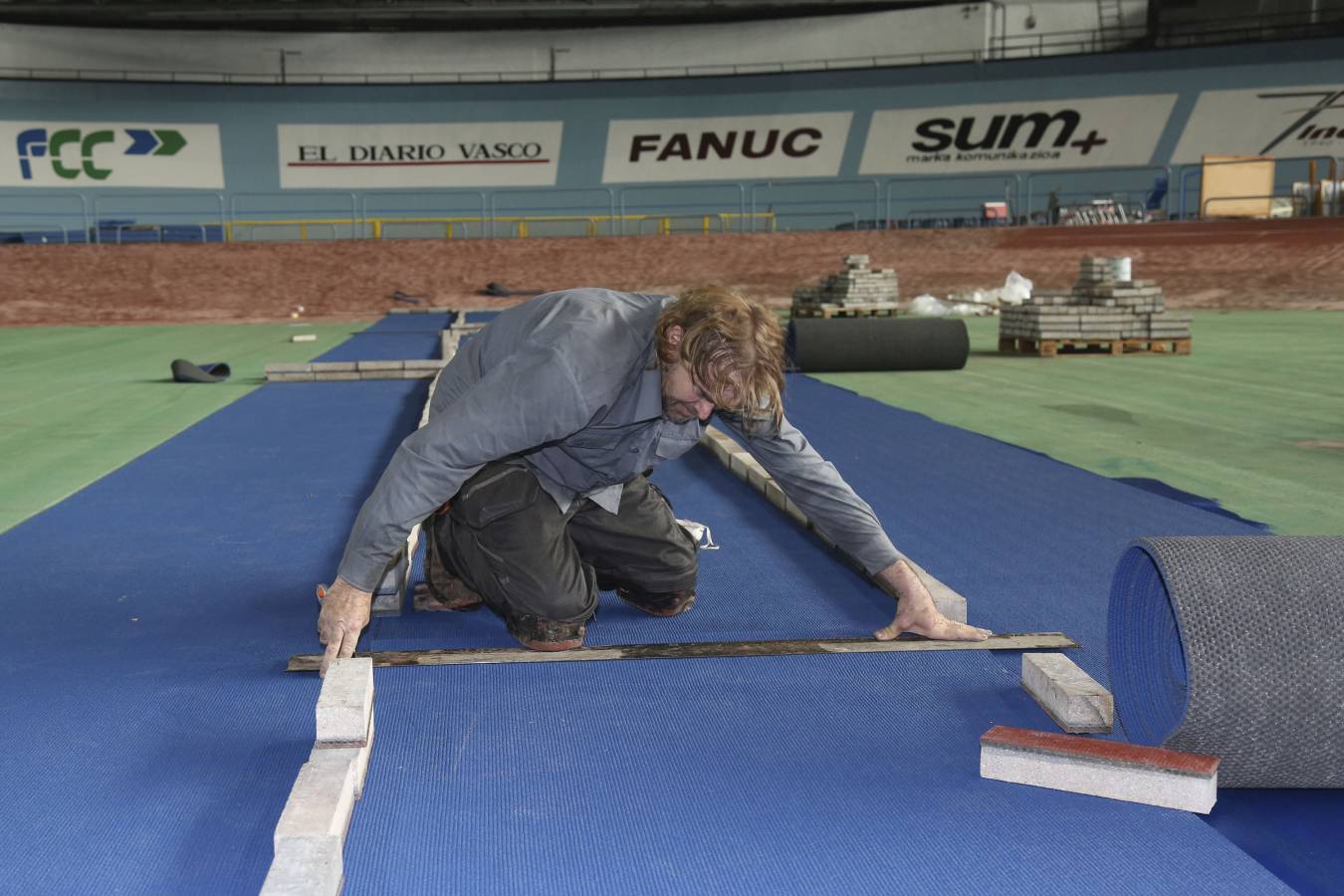 Los operarios ya están trabajando en la pista cubierta donostiarra. El color azul será el protagonista en esta instalación. 