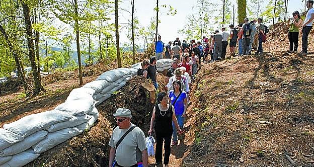 Un grupo de visitantes, en el recorrido por las trincheras en las faldas del monte Intxorta.