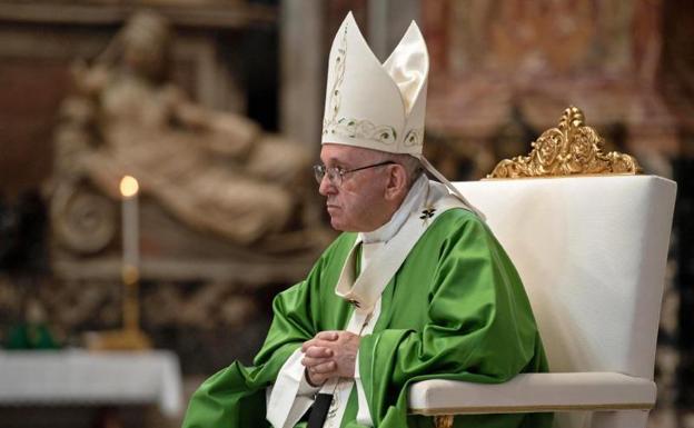 El Papa Francisco celebra una misa para recordar su visita de hace cinco años a la isla italiana de Lampedusa.