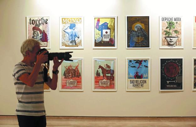 Un fotógrafo, ayer frente a varios de los carteles que se pueden ver en la exposición.