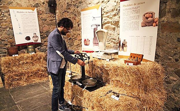 Joseba Aranburu, Ordiziako Kultura zinegotzia, D'elikatuz-eko erakusketan, balantza batzuen ondoan.