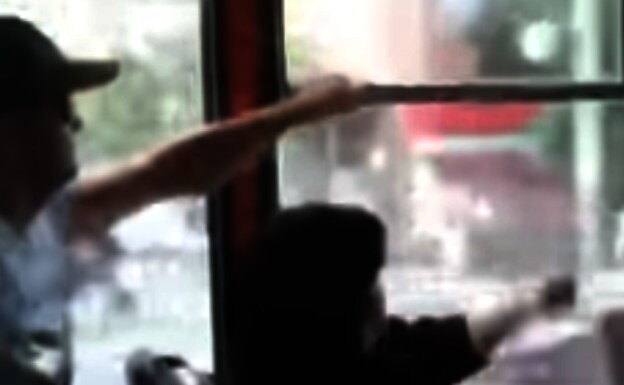La posición de la ventanilla, el motivo de disputa en un autobús