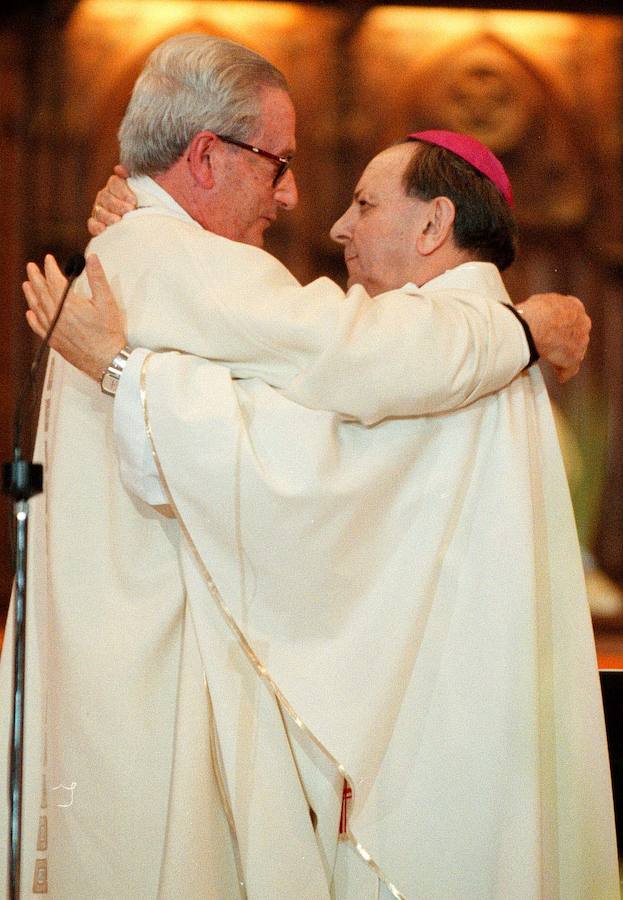 José María Setién y Juan María Uriarte durante la ceremonia de toma de posesión del segundo como obispo de San Sebastián, en el año 2000.