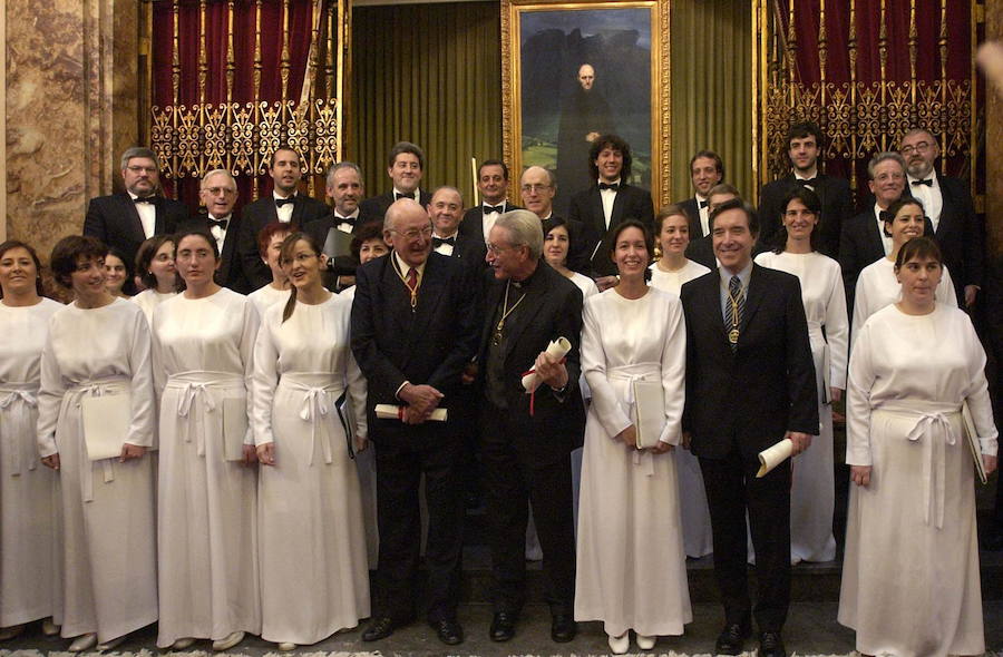 Juan Zelaia, José María Setién e Iñaki Gabilondo reciben la Medalla de Oro de Gipuzkoa en 2003.