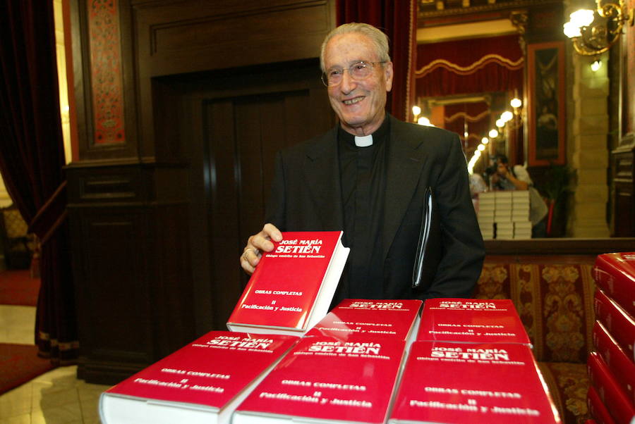 Setién presenta en San Sebastián, en 2005, los volumenes II y III de sus 'Obras completas', 