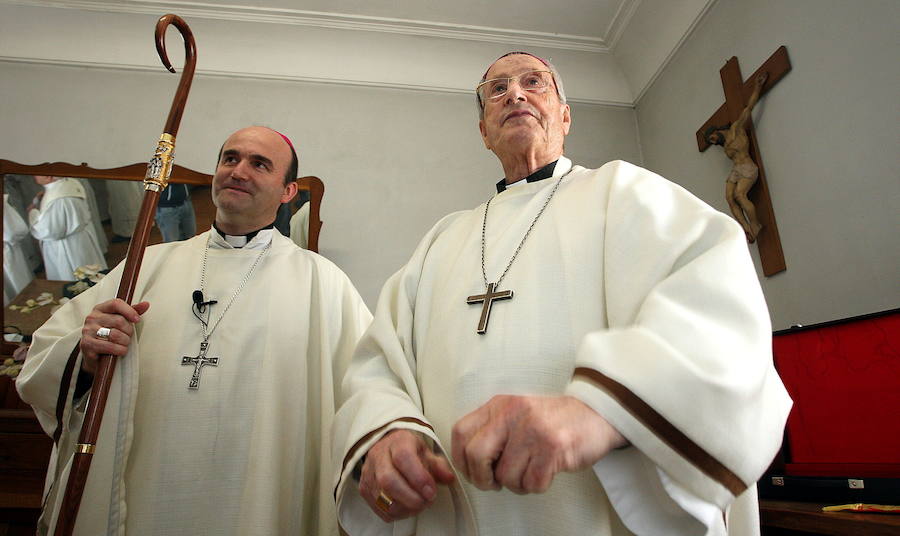 El actual obispo de San Sebastián, José Ignacio Munilla, con José María Setién en 2010, durante la celebración de las bodas de oro de veintisiete sacerdotes guipuzcoanos en la iglesia del Seminario de Donostia. 