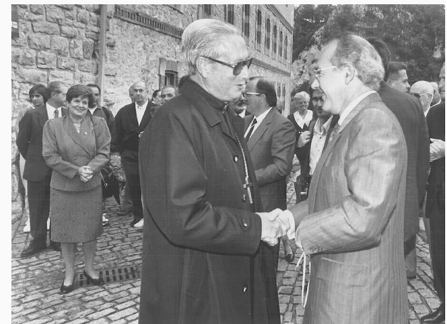 El exlehendakari José Antonio Ardanza estrecha la mano de José María Setién a su llegada a Aranzazu en 1992.