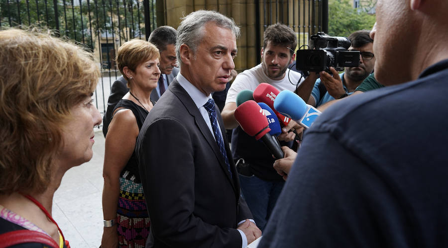 El lehendakari, Iñigo Urkullu, ha visitado este martes por la tarde la capilla ardiente del obispo emérito de San Sebastián, José María Setién, instalada en la catedral del Buen Pastor, donde mañana al mediodía se celebrará también el funeral. También han acudido representantes del mundo de la política, la sociedad y la cultura, al igual que ciudadanos que han querido dar su último adiós al prelado.