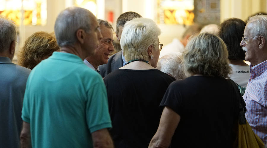 El lehendakari, Iñigo Urkullu, ha visitado este martes por la tarde la capilla ardiente del obispo emérito de San Sebastián, José María Setién, instalada en la catedral del Buen Pastor, donde mañana al mediodía se celebrará también el funeral. También han acudido representantes del mundo de la política, la sociedad y la cultura, al igual que ciudadanos que han querido dar su último adiós al prelado.
