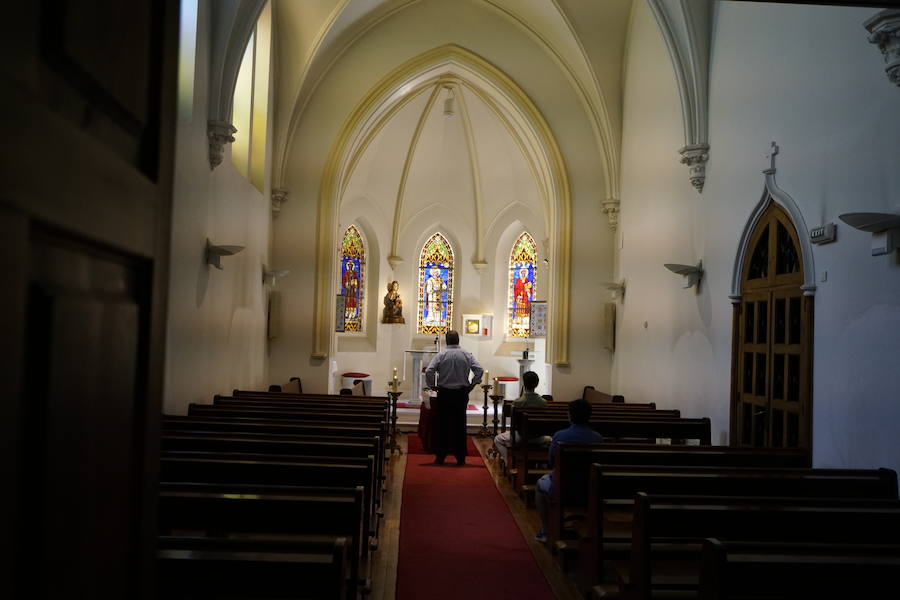 El lehendakari, Iñigo Urkullu, ha visitado este martes por la tarde la capilla ardiente del obispo emérito de San Sebastián, José María Setién, instalada en la catedral del Buen Pastor, donde mañana al mediodía se celebrará también el funeral. También han acudido representantes del mundo de la política, la sociedad y la cultura, al igual que ciudadanos que han querido dar su último adiós al prelado.