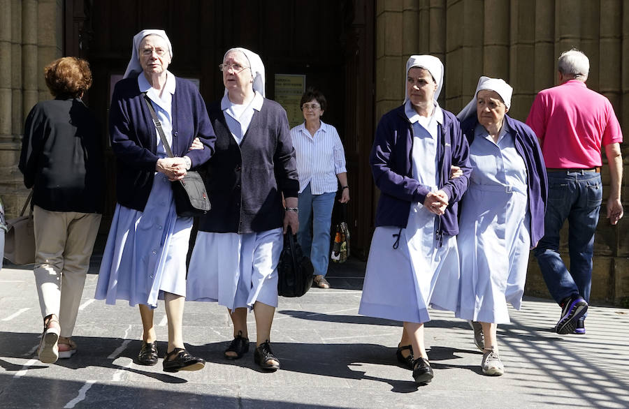 El lehendakari, Iñigo Urkullu, ha visitado este martes por la tarde la capilla ardiente del obispo emérito de San Sebastián, José María Setién, instalada en la catedral del Buen Pastor, donde mañana al mediodía se celebrará también el funeral. También han acudido representantes del mundo de la política, la sociedad y la cultura, al igual que ciudadanos que han querido dar su último adiós al prelado.
