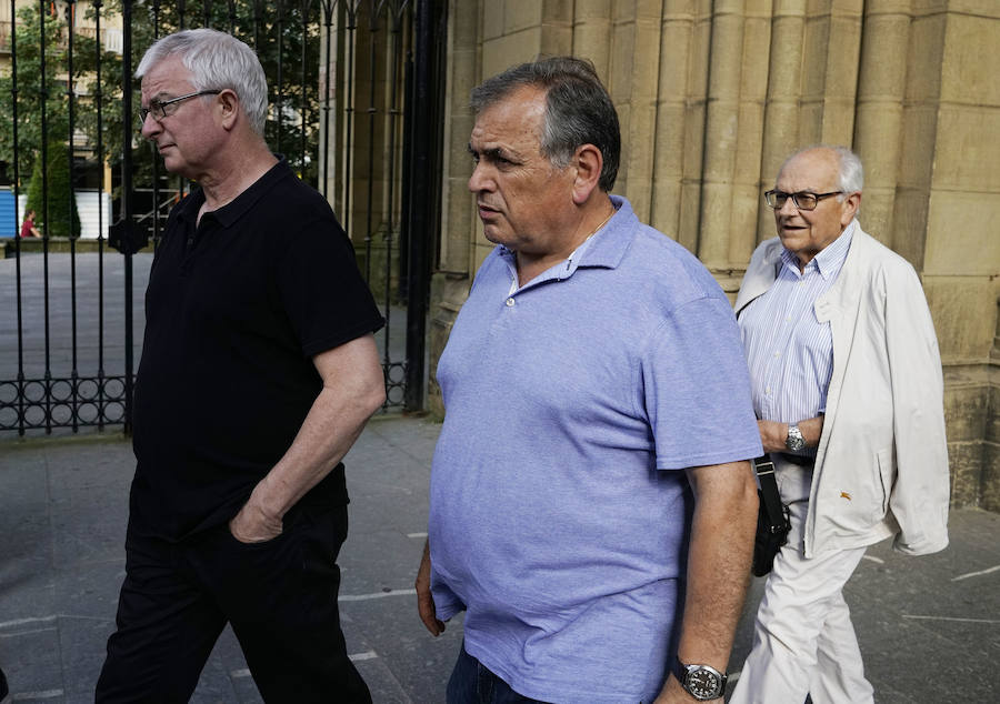 El lehendakari, Iñigo Urkullu, ha visitado este martes por la tarde la capilla ardiente del obispo emérito de San Sebastián, José María Setién, instalada en la catedral del Buen Pastor, donde mañana al mediodía se celebrará también el funeral. También han acudido representantes del mundo de la política, la sociedad y la cultura, al igual que ciudadanos que han querido dar su último adiós al prelado.