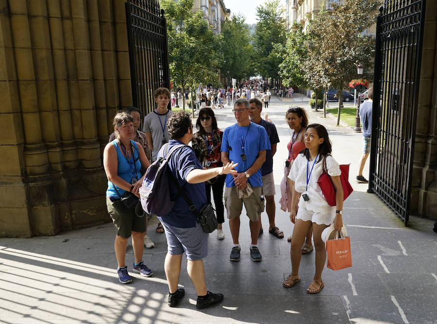 El lehendakari, Iñigo Urkullu, ha visitado este martes por la tarde la capilla ardiente del obispo emérito de San Sebastián, José María Setién, instalada en la catedral del Buen Pastor, donde mañana al mediodía se celebrará también el funeral. También han acudido representantes del mundo de la política, la sociedad y la cultura, al igual que ciudadanos que han querido dar su último adiós al prelado.
