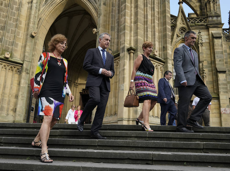El lehendakari, Iñigo Urkullu, ha visitado este martes por la tarde la capilla ardiente del obispo emérito de San Sebastián, José María Setién, instalada en la catedral del Buen Pastor, donde mañana al mediodía se celebrará también el funeral. También han acudido representantes del mundo de la política, la sociedad y la cultura, al igual que ciudadanos que han querido dar su último adiós al prelado.