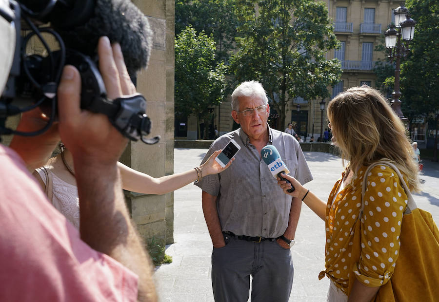El lehendakari, Iñigo Urkullu, ha visitado este martes por la tarde la capilla ardiente del obispo emérito de San Sebastián, José María Setién, instalada en la catedral del Buen Pastor, donde mañana al mediodía se celebrará también el funeral. También han acudido representantes del mundo de la política, la sociedad y la cultura, al igual que ciudadanos que han querido dar su último adiós al prelado.