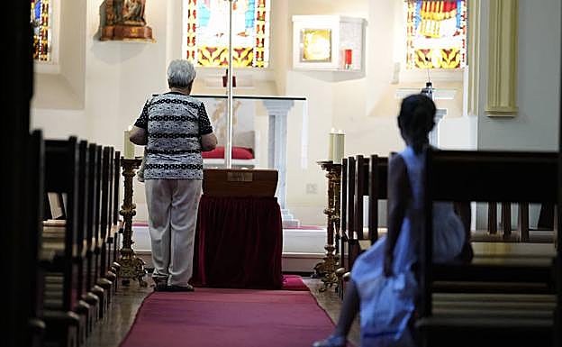 Galería. La capilla ardiente ha sido instalada en el Buen Pastor