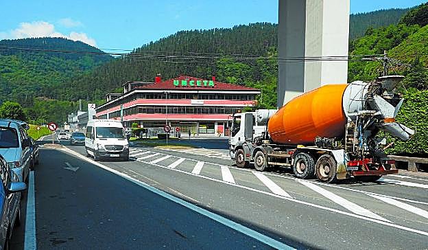 Dos fases. Al pintado de las nuevas líneas le seguirá la colocación de las isletas antes de final de año. 