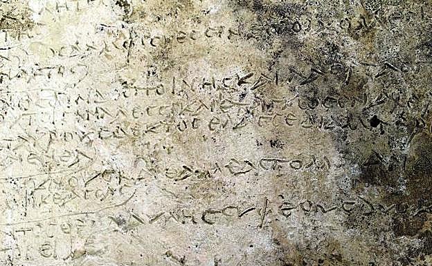 Vista de la tablilla de arcilla en la que se ha encontrado el texto. 