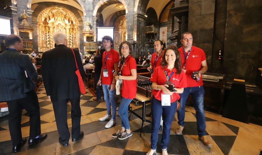 Los decanos de las universidades de la Compañia de Jesús que estos días están reunidos en Bilbao en su asamblea mundial visitan la Basílica de Loiola. Además, los académicos han visitado la casa de Iñigo de Loiola fundador de los Jesuitas. 