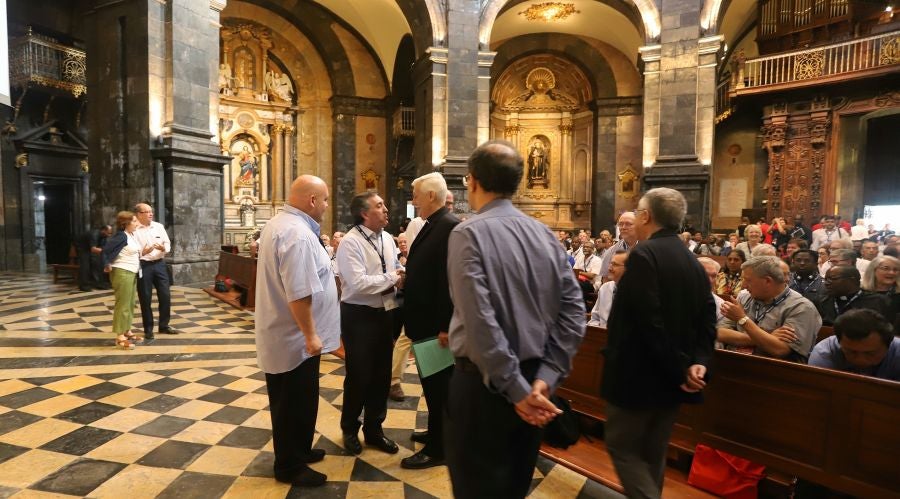 Los decanos de las universidades de la Compañia de Jesús que estos días están reunidos en Bilbao en su asamblea mundial visitan la Basílica de Loiola. Además, los académicos han visitado la casa de Iñigo de Loiola fundador de los Jesuitas. 