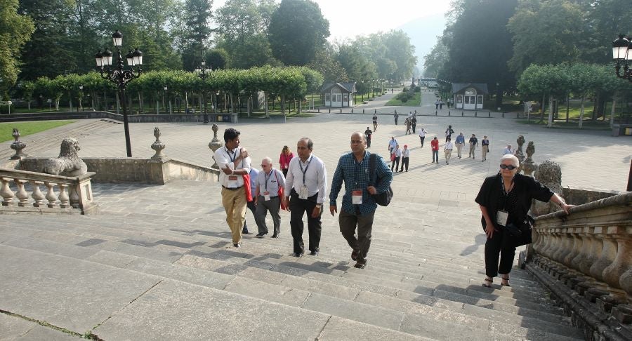 Los decanos de las universidades de la Compañia de Jesús que estos días están reunidos en Bilbao en su asamblea mundial visitan la Basílica de Loiola. Además, los académicos han visitado la casa de Iñigo de Loiola fundador de los Jesuitas. 