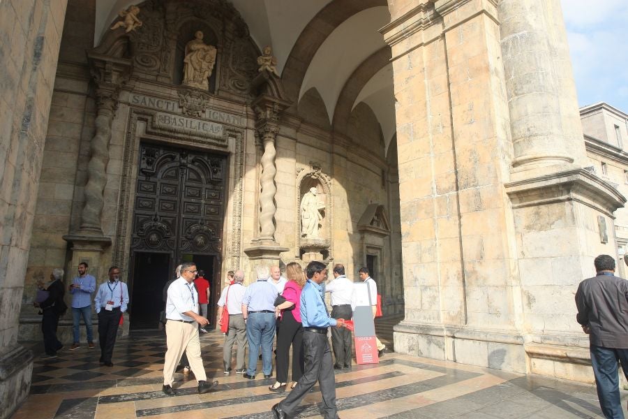 Los decanos de las universidades de la Compañia de Jesús que estos días están reunidos en Bilbao en su asamblea mundial visitan la Basílica de Loiola. Además, los académicos han visitado la casa de Iñigo de Loiola fundador de los Jesuitas. 