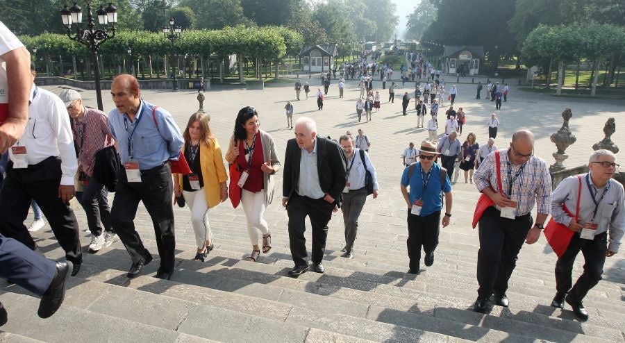 Los decanos de las universidades de la Compañia de Jesús que estos días están reunidos en Bilbao en su asamblea mundial visitan la Basílica de Loiola. Además, los académicos han visitado la casa de Iñigo de Loiola fundador de los Jesuitas. 