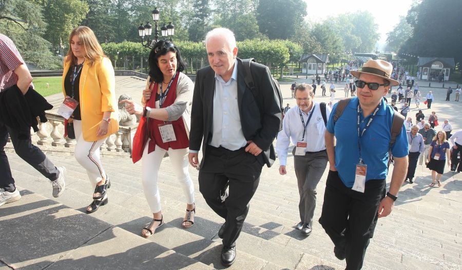 Los decanos de las universidades de la Compañia de Jesús que estos días están reunidos en Bilbao en su asamblea mundial visitan la Basílica de Loiola. Además, los académicos han visitado la casa de Iñigo de Loiola fundador de los Jesuitas. 