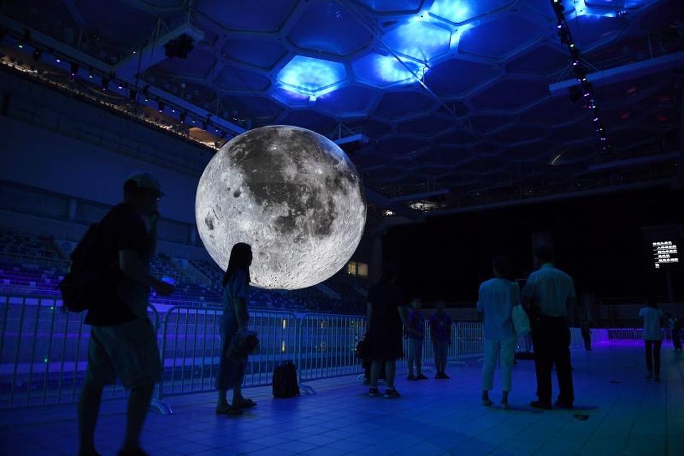 Un modelo de la Luna cuelga sobre la piscina olímpica en el Centro Aquático Nacional en Pekín, en China.