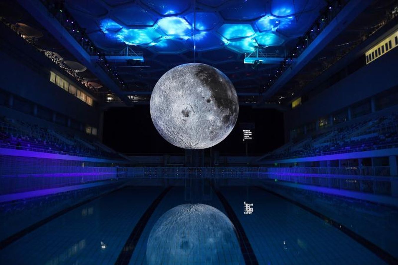 Un modelo de la Luna cuelga sobre la piscina olímpica en el Centro Aquático Nacional en Pekín, en China.