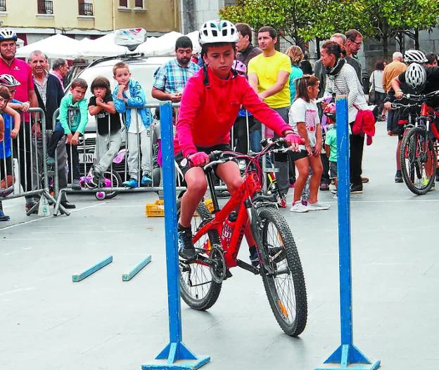 Equilibrio. Un joven ciclista se pone a prueba en la yincana. 