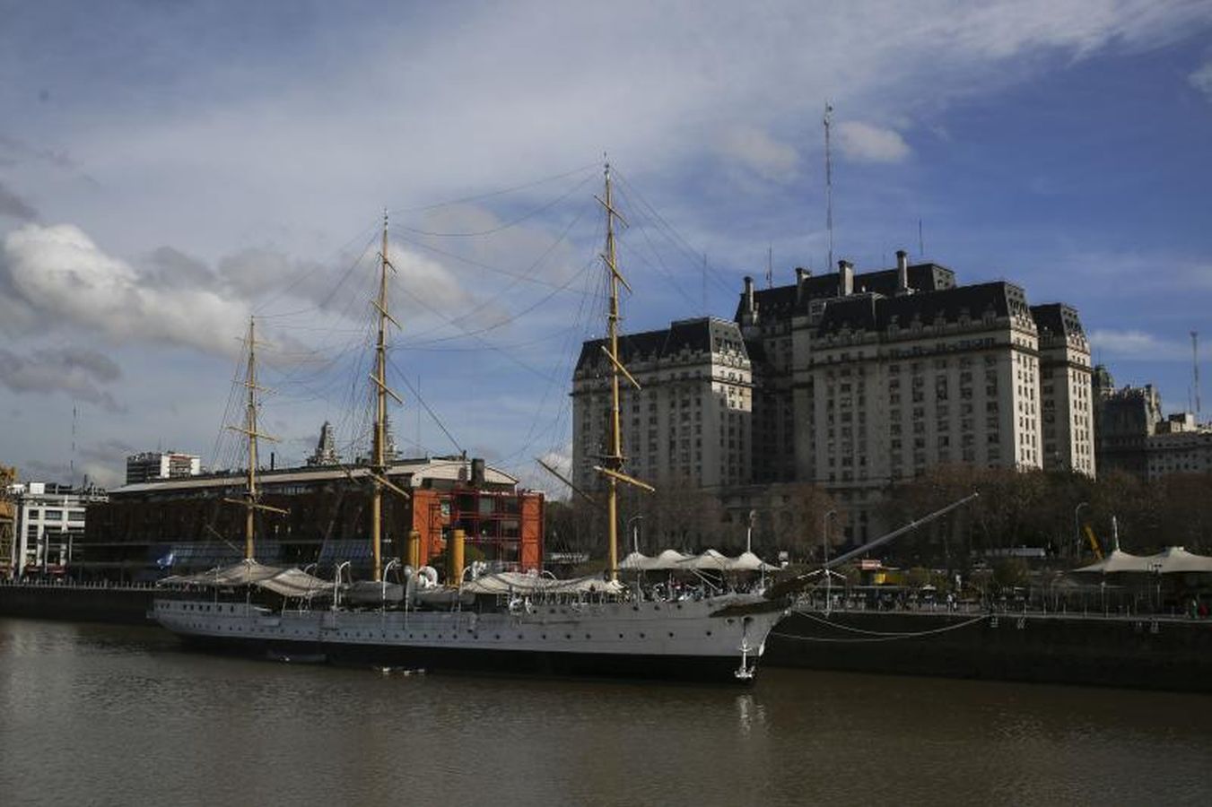 Un vistazo general al barrio más nuevo y moderno de Buenos Aires (Argentina), Puerto Madero.