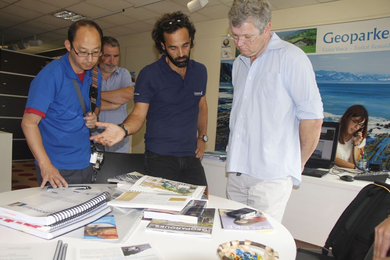 Cuatro años después de su primer proceso de revalidación, superado de manera contundente con una 'tarjeta verde', el Geoparque de la Costa Vasca acoge a evaluadores internacionales de la Unesco para determinar si continúa como Geoparque Mundial de la Unesco por un período de otros cuatro años.