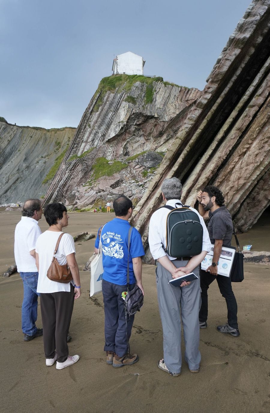 Cuatro años después de su primer proceso de revalidación, superado de manera contundente con una 'tarjeta verde', el Geoparque de la Costa Vasca acoge a evaluadores internacionales de la Unesco para determinar si continúa como Geoparque Mundial de la Unesco por un período de otros cuatro años.
