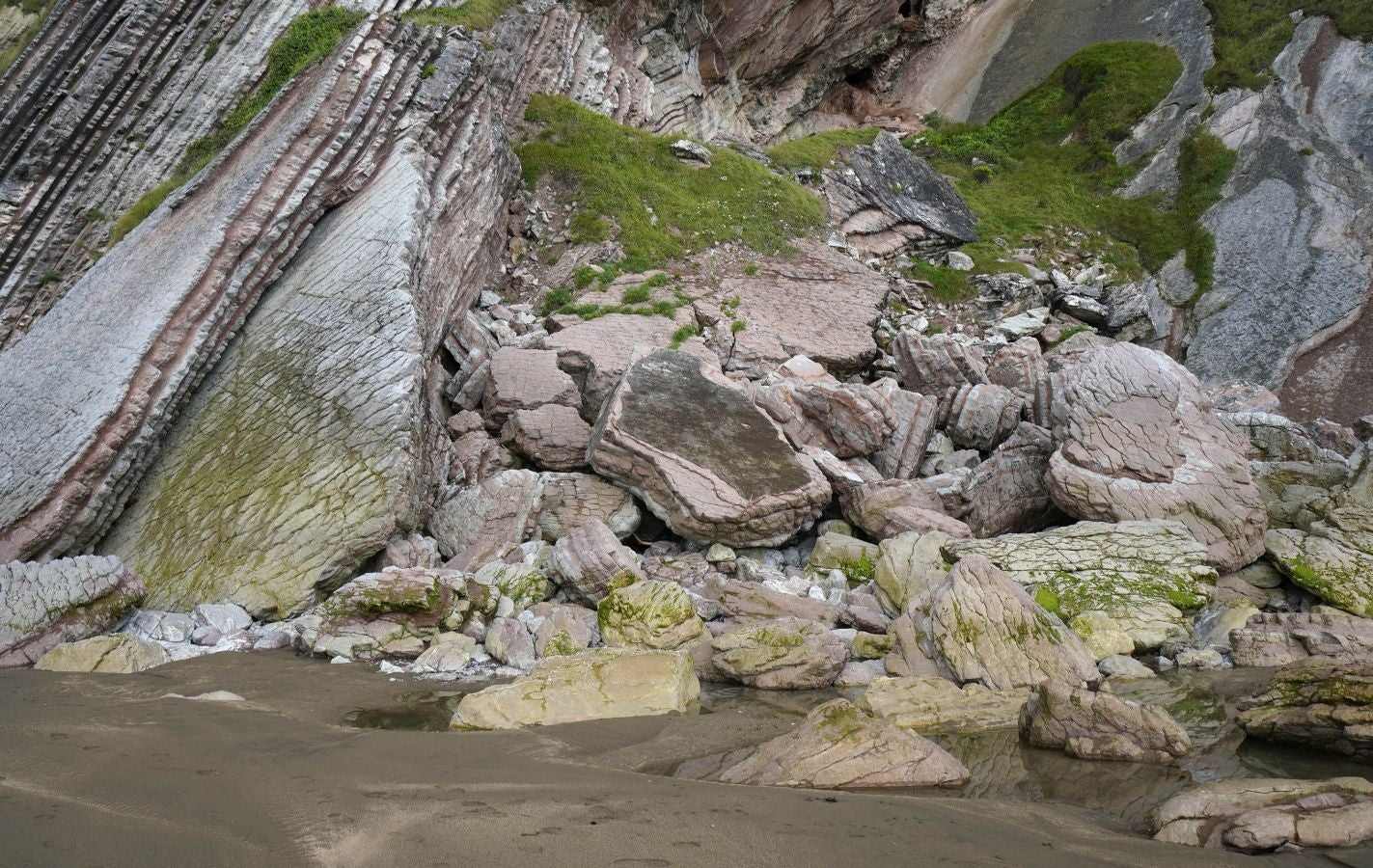 Cuatro años después de su primer proceso de revalidación, superado de manera contundente con una 'tarjeta verde', el Geoparque de la Costa Vasca acoge a evaluadores internacionales de la Unesco para determinar si continúa como Geoparque Mundial de la Unesco por un período de otros cuatro años.