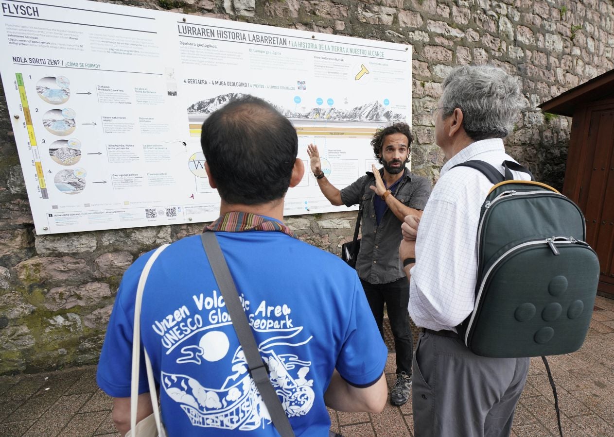 Cuatro años después de su primer proceso de revalidación, superado de manera contundente con una 'tarjeta verde', el Geoparque de la Costa Vasca acoge a evaluadores internacionales de la Unesco para determinar si continúa como Geoparque Mundial de la Unesco por un período de otros cuatro años.