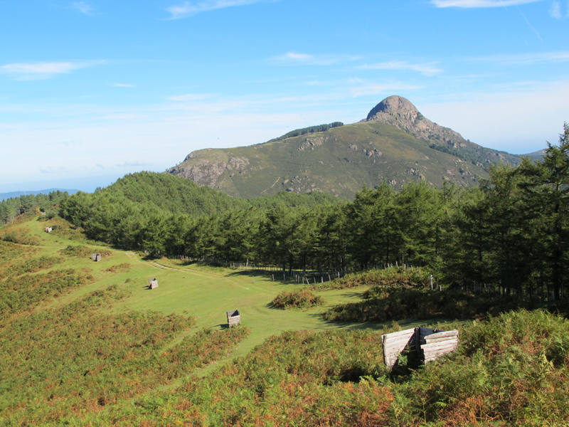 A los pies de las Peñas de Aia, un laberinto de galerías excavadas a pico convierte el valle de Oiartzun en un auténtico queso gruyer